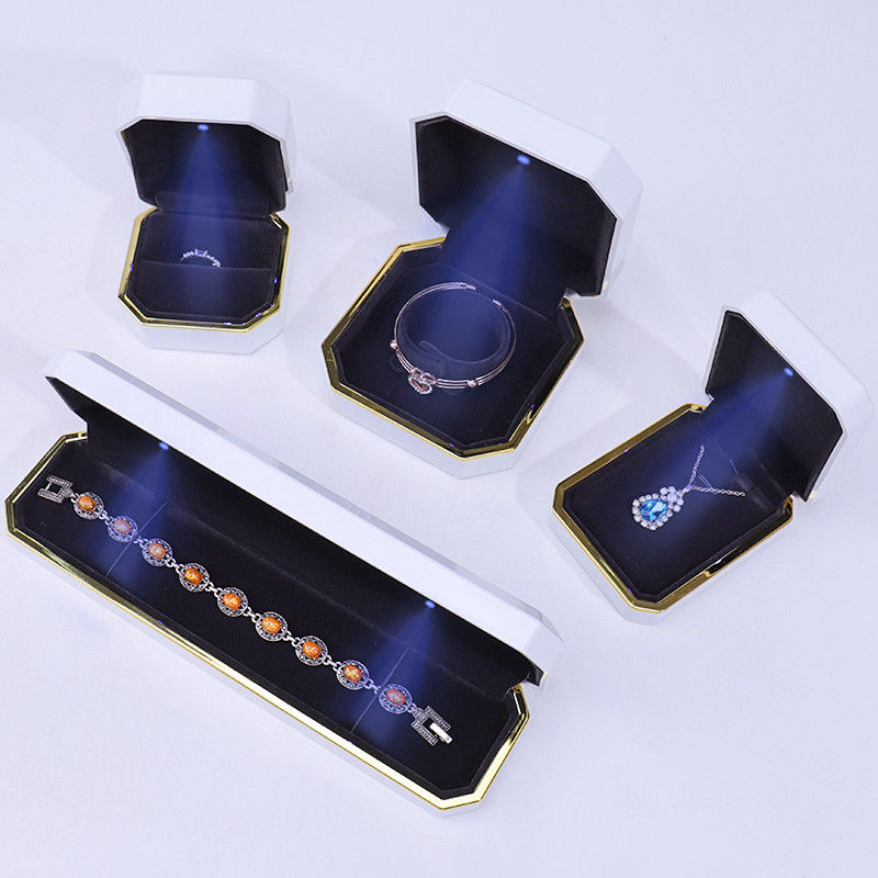 Logo personnalisé Joaillerie légère Boîte cadeau pour bracelet Boucles d'oreilles Pendentif Collier de velours Bague de bijoux artisanale