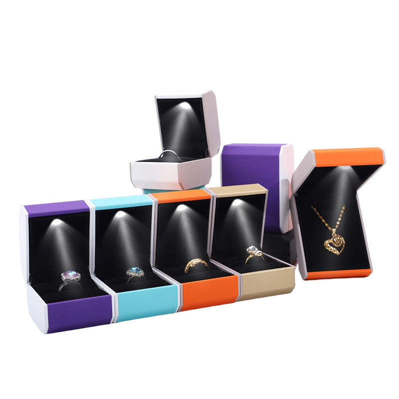 Boîte à bijoux en plastique LED de taille personnalisée avec revêtement de velours et éclairage LED