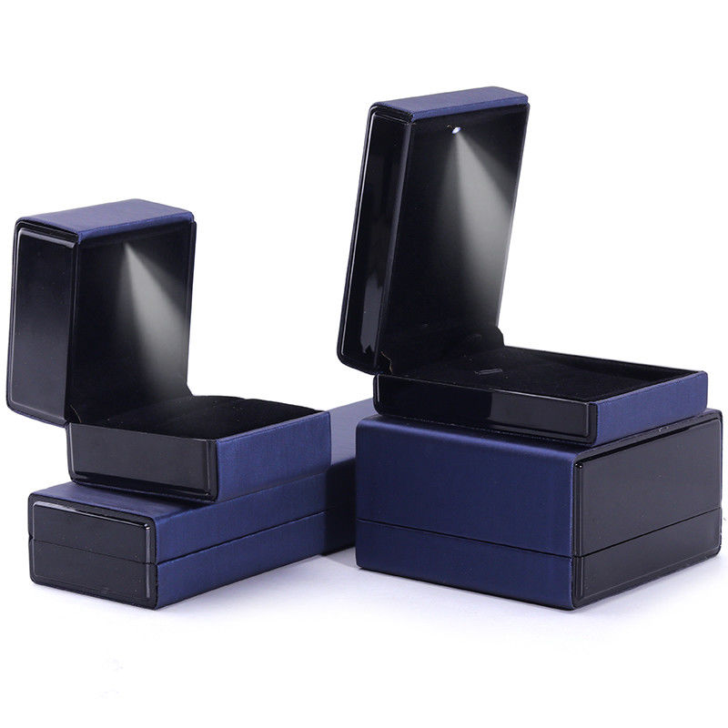 Logo du client boîte de bijoux à lumière LED pour bracelet collier et anneau en cuir bleu