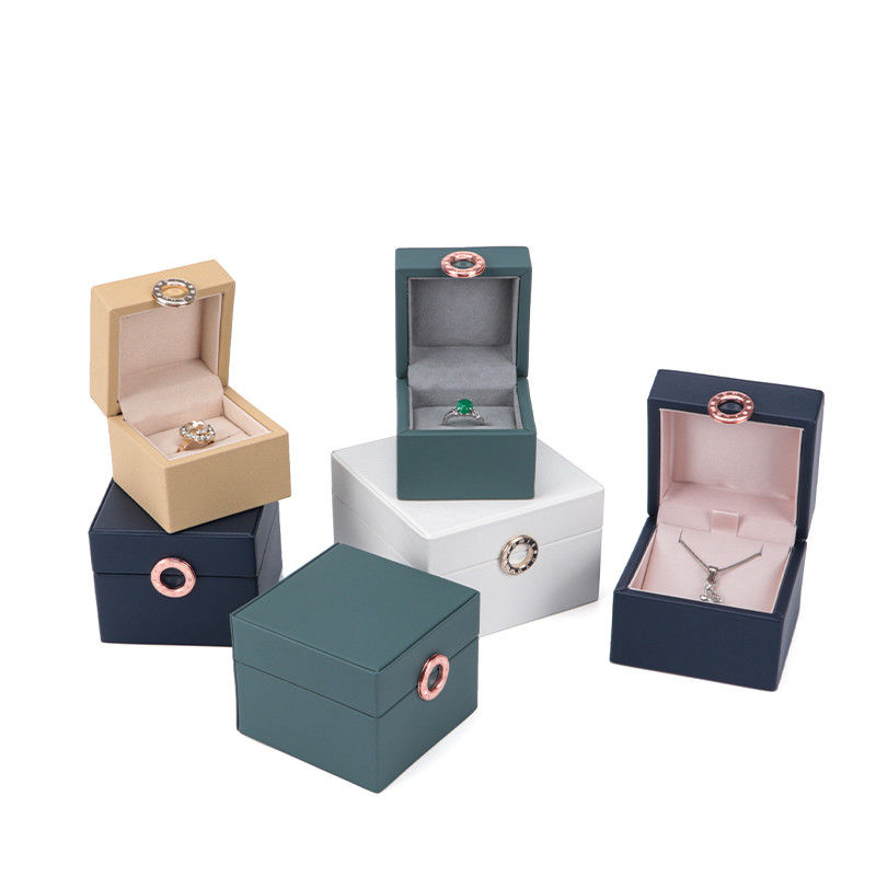 Paquet de bijoux Hanhong Four-Leaf Clover Luxe Boîte à bagues en cuir en PU avec logo personnalisé
