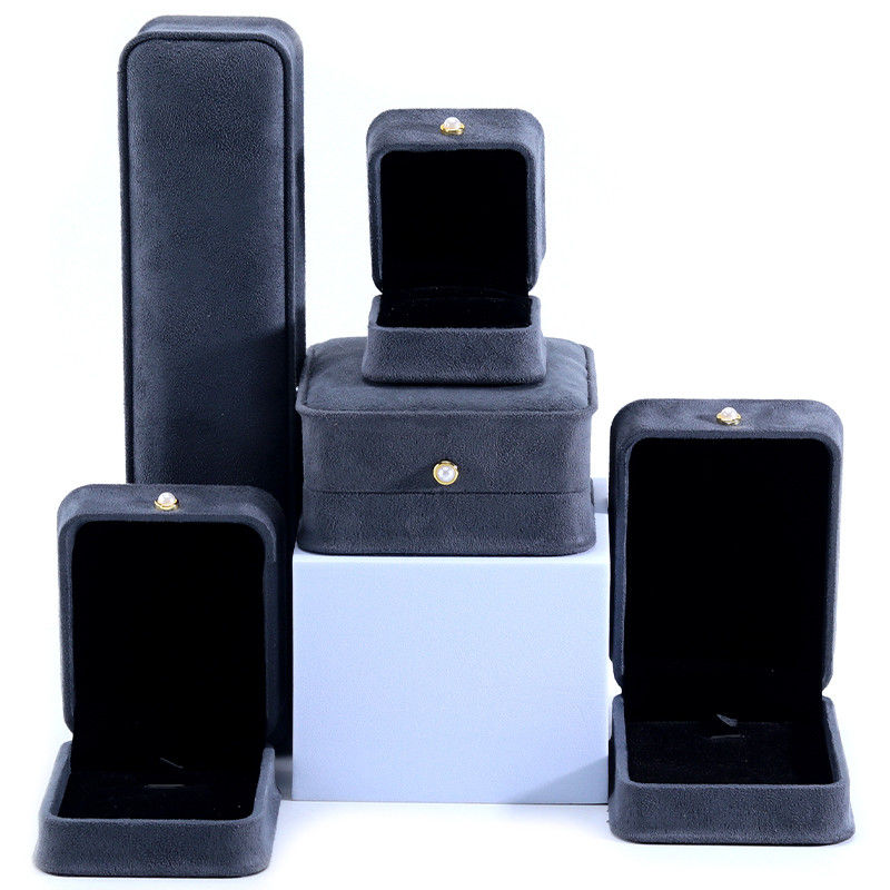 Boîte à bijoux en velours gris faite à la main pour les bracelets de luxe personnalisés