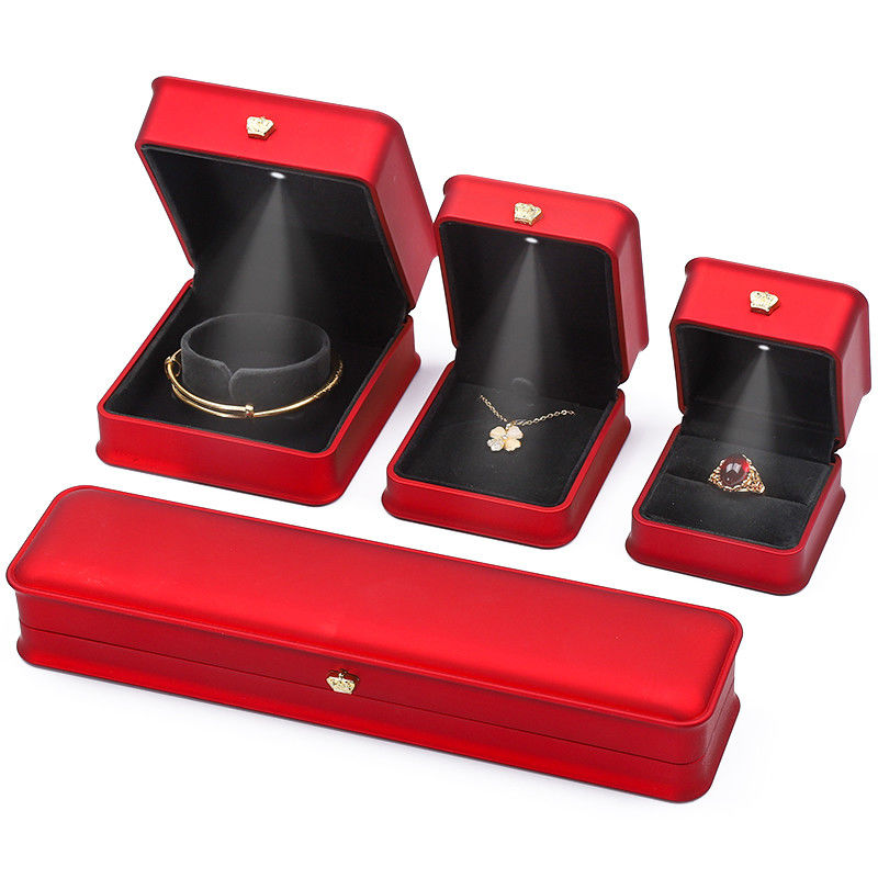Des boîtes à bijoux de couleur rouge, des boîtes à bijoux avec logo personnalisé