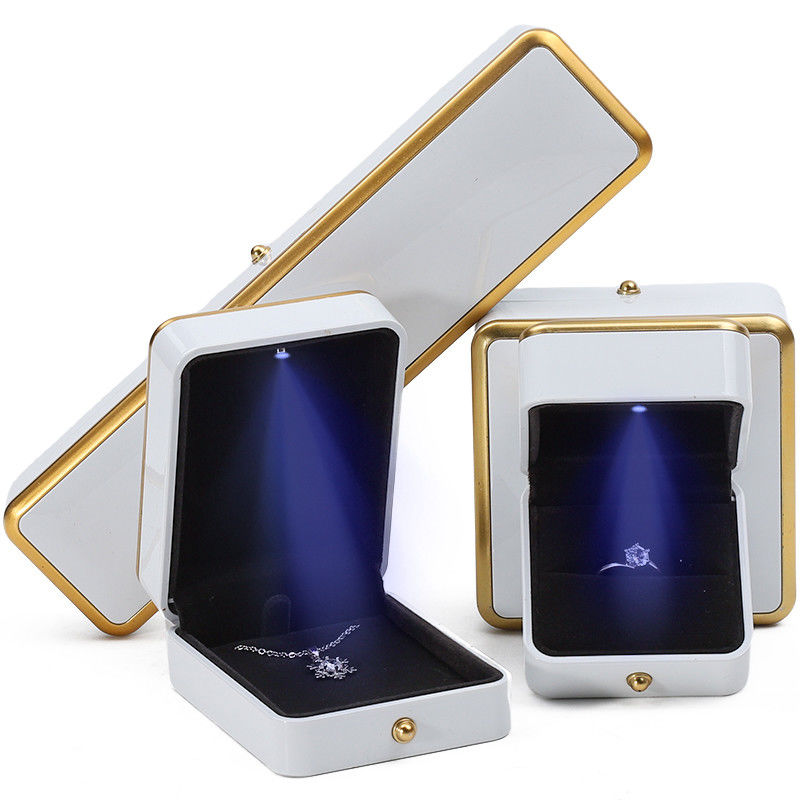 Luxe haut de gamme Light Up Jewelry Box Jewelry Storage Case Avec intérieur en velours doux