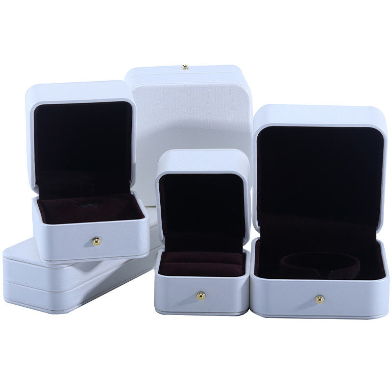 Boîte blanche en cuir en PU pour les bijoux et les boucles d'oreilles de collier de mariage 9.5*9.5*6cm