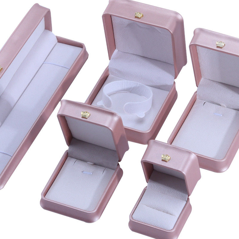 Des bijoux en cuir en PU de luxe, en or, avec un anneau de collier.