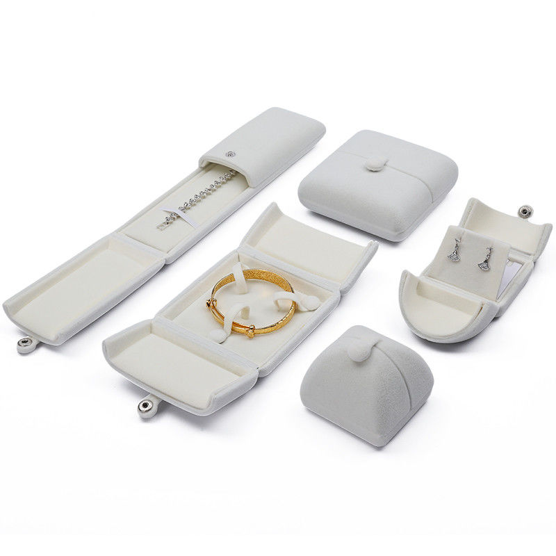 boîte à bijoux élégante à double porte en velours blanc avec logo