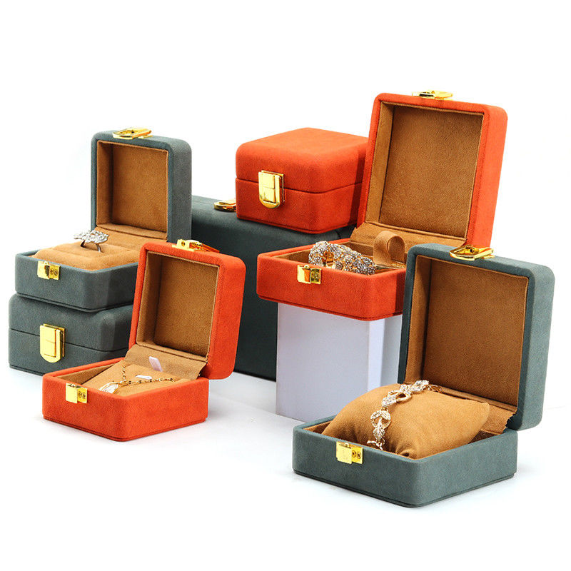 La boîte à bijoux en velours à toucher doux est équipée d'une boîte multicolore pour le stockage de montres de luxe.