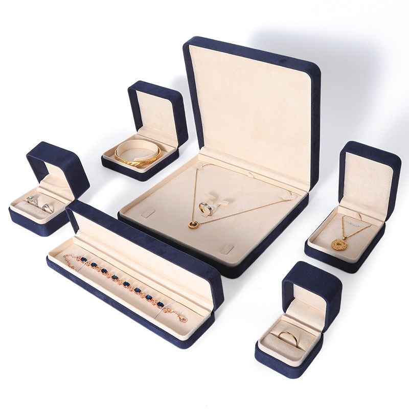 Chine Fabrication en gros Premium bijoux bleus Boîte d'emballage personnalisée Fin de la cheville Big Jewelry Set Collier Bracelet Boucles d'oreilles Bague Emballage artisanale Carré velours bleu Boîte de bijoux avec logo