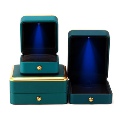 La boîte à bijoux en velours en plastique à LED vert clair est personnalisée dans le style élégant de luxe carré.