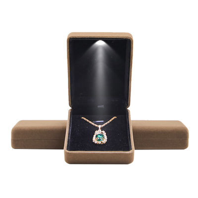 Boîte à bijoux en caoutchouc brun de luxe en relief de Hanhong Boîte à bague personnalisée avec lumière