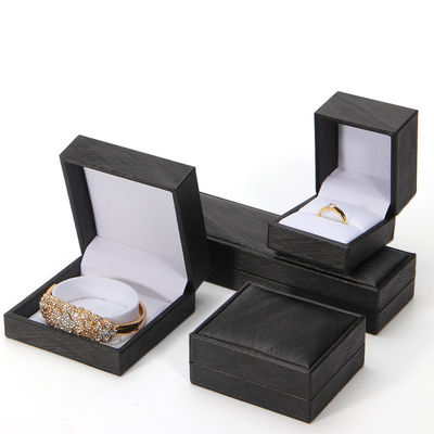 Boîte à bijoux en cuir en PU à doublure beige 2022 Package de bijoux avec boîte à anneaux imprimée sur mesure