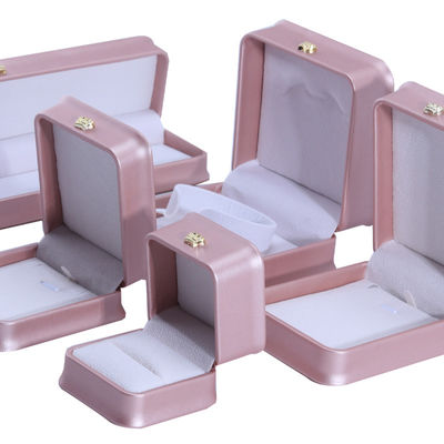 Des bijoux en cuir en PU de luxe, en or, avec un anneau de collier.