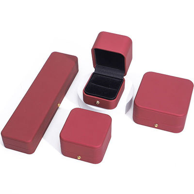 Boîte d'emballage de rangement de bijoux en cuir en PU avec bouton doré