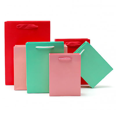 Un sac en carton, un paquet de cadeaux, un trésor.