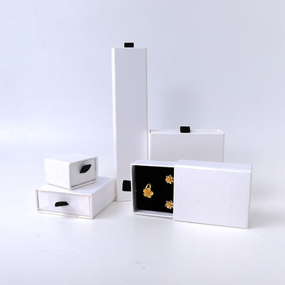 Fabrication en gros Eco-friendly cadeau de haute qualité Box de bijoux personnalisé Custom Ring Collier Boucle d'oreille Bracelet Emballage Draguer de papier carton blanc Box de bijoux avec logo