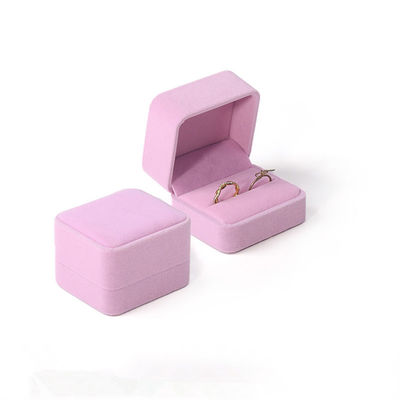 Vente en gros de bijoux de luxe sur mesure Boîte à double anneau Logo personnalisé Joaillerie rose velours Boîte d'emballage d'engagement