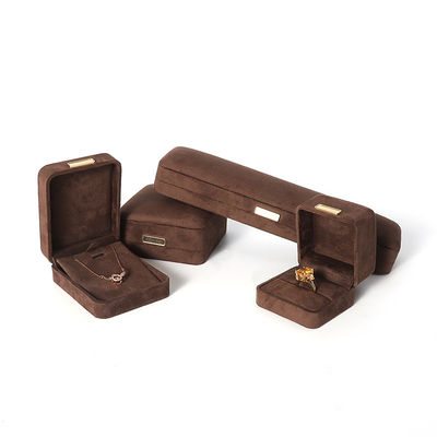 Fabrication de gros Luxe Jeux de bijoux Coffret personnalisé Coffret personnalisé haut de gamme Collier Bracelet Boucles d'oreilles Ensemble de bijoux d'anneau Emballage Coffret de bijoux marron velours avec logo
