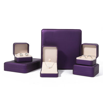 Boîte à bijoux en cuir violet premium avec impression en relief