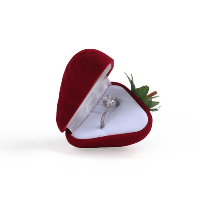Une boîte de bijoux en velours rouge pour bague personnalisée.
